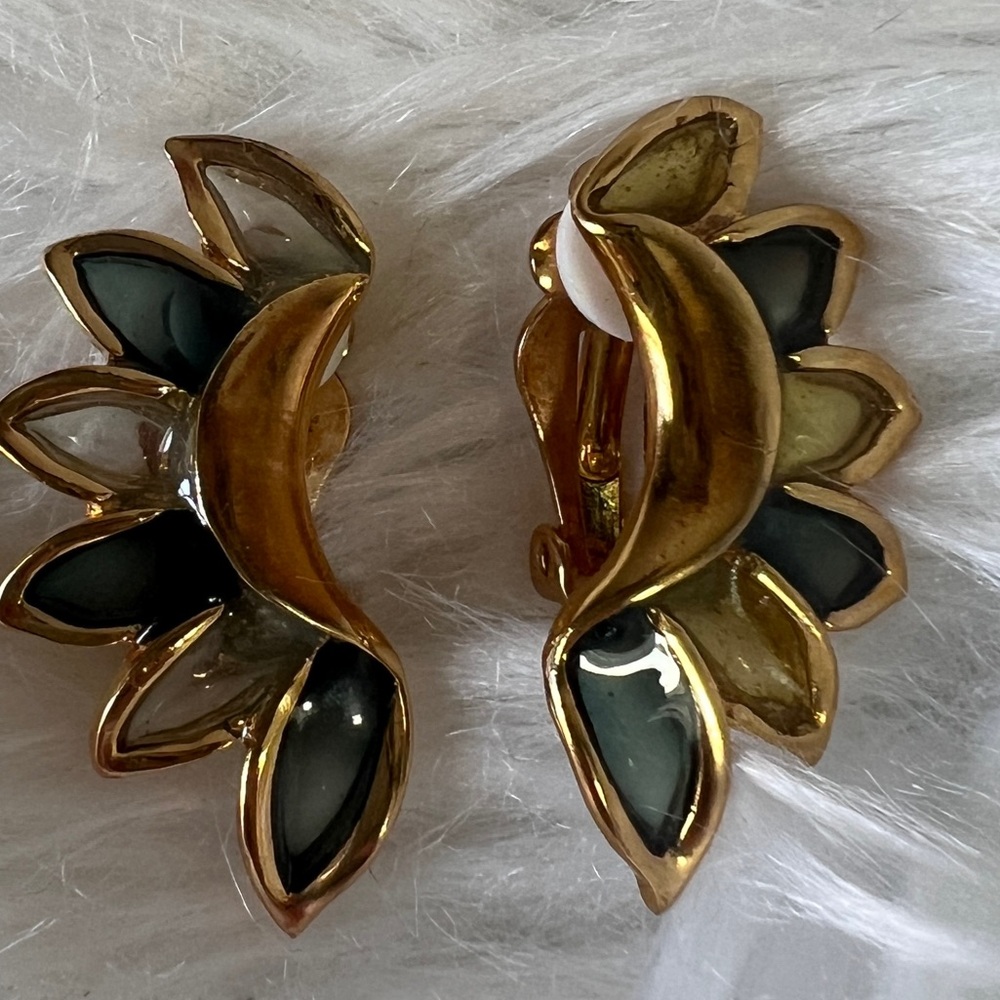 Gold and Black Fan-Shaped Earrings with Vintage Flair